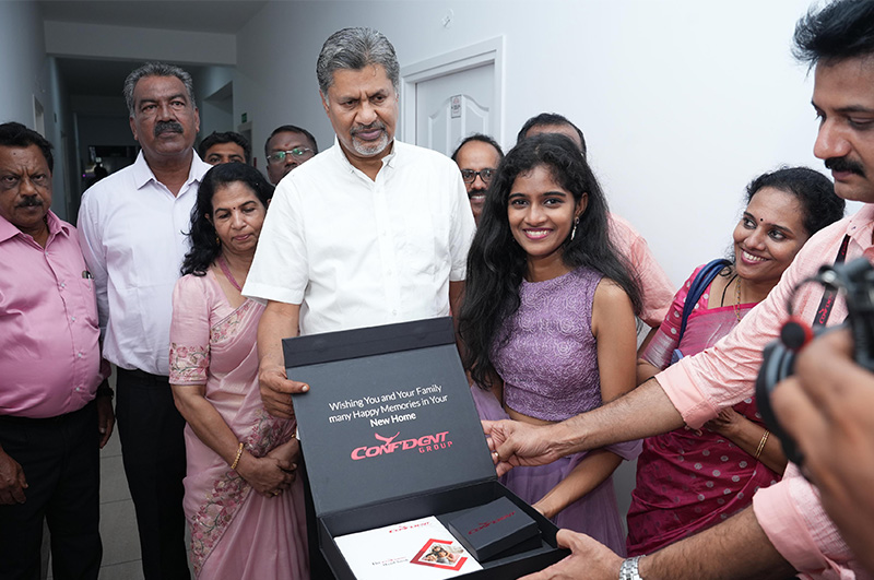 'കോൺഫിഡന്റ് ക്രൗൺ' ഫ്ലാറ്റ് സമുച്ചയം ഫ്ലവേഴ്സ് ടോപ് സിംഗർ വിജയിക്ക് സമ്മാനിച്ചു