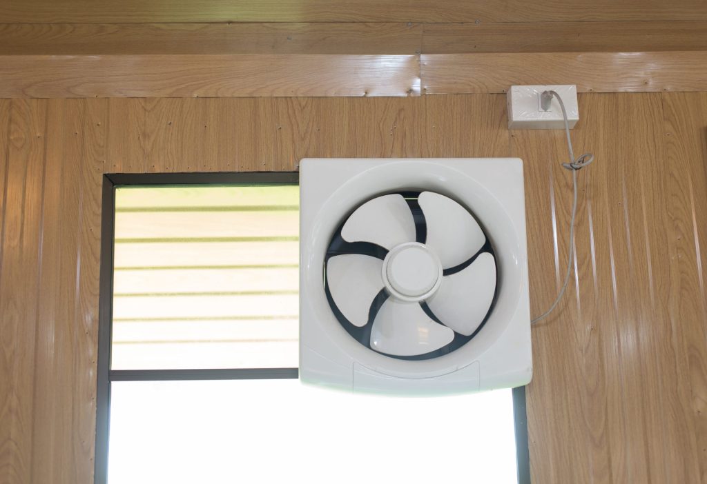 how to circulate air in a closed room - use exhaust fan