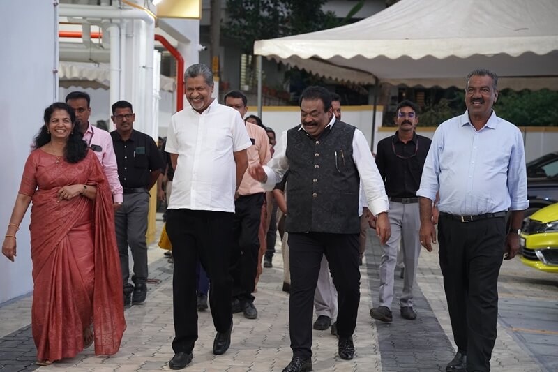 Key Handing Over Ceremony Of Confident Oakwood 1