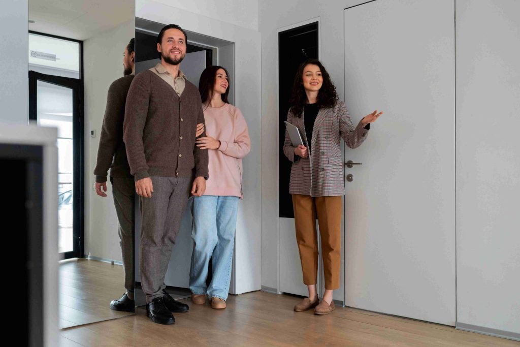 couples checking apartment and making apartment site visit checklist